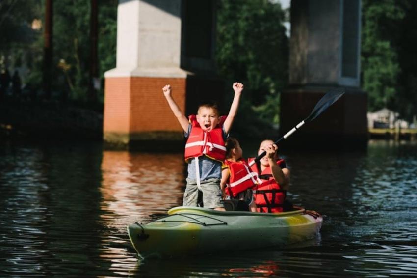 Kayaking_in_Occoquan_25faac26-c409-4926-b148-3c9abe69d687-1-1